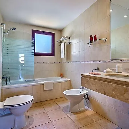 Villa Sleeps 8 Pool Air Con Wifi